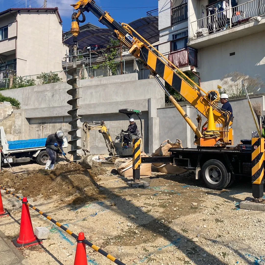 神戸市垂水区の新築店舗の杭打ち工事の様子です👷